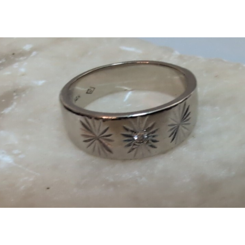 14K White Gold 6.5 size Starburst Band Ring w/tiny middle diamond 5.3 grams